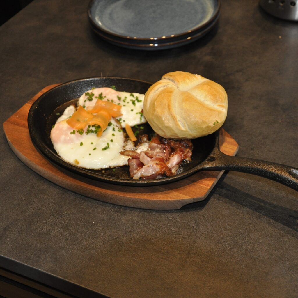 Ham and Eggs Bacon and Eggs
Frühstück in Preding Gerlindes Cafe und Brunch Restaurant
Gerlindes Frühstückscafe Tel: 0676/5687722
